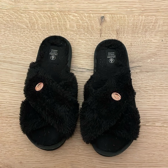 💫 Volcom black fuzzy house slippers girls size 3 or womens size 6 - Picture 1 of 3